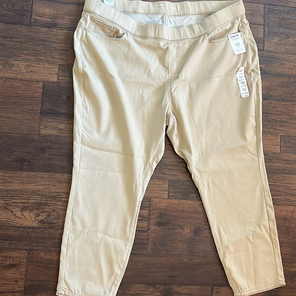 Levi Strauss Signature Gold Women's Totally Shaping Pull-on Skinny Jeans 28Short